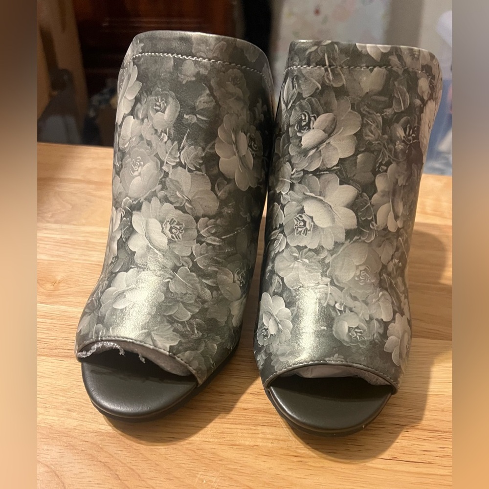 Sbicca Estela size 6 NIB grey/multi floral slide in heels open toe